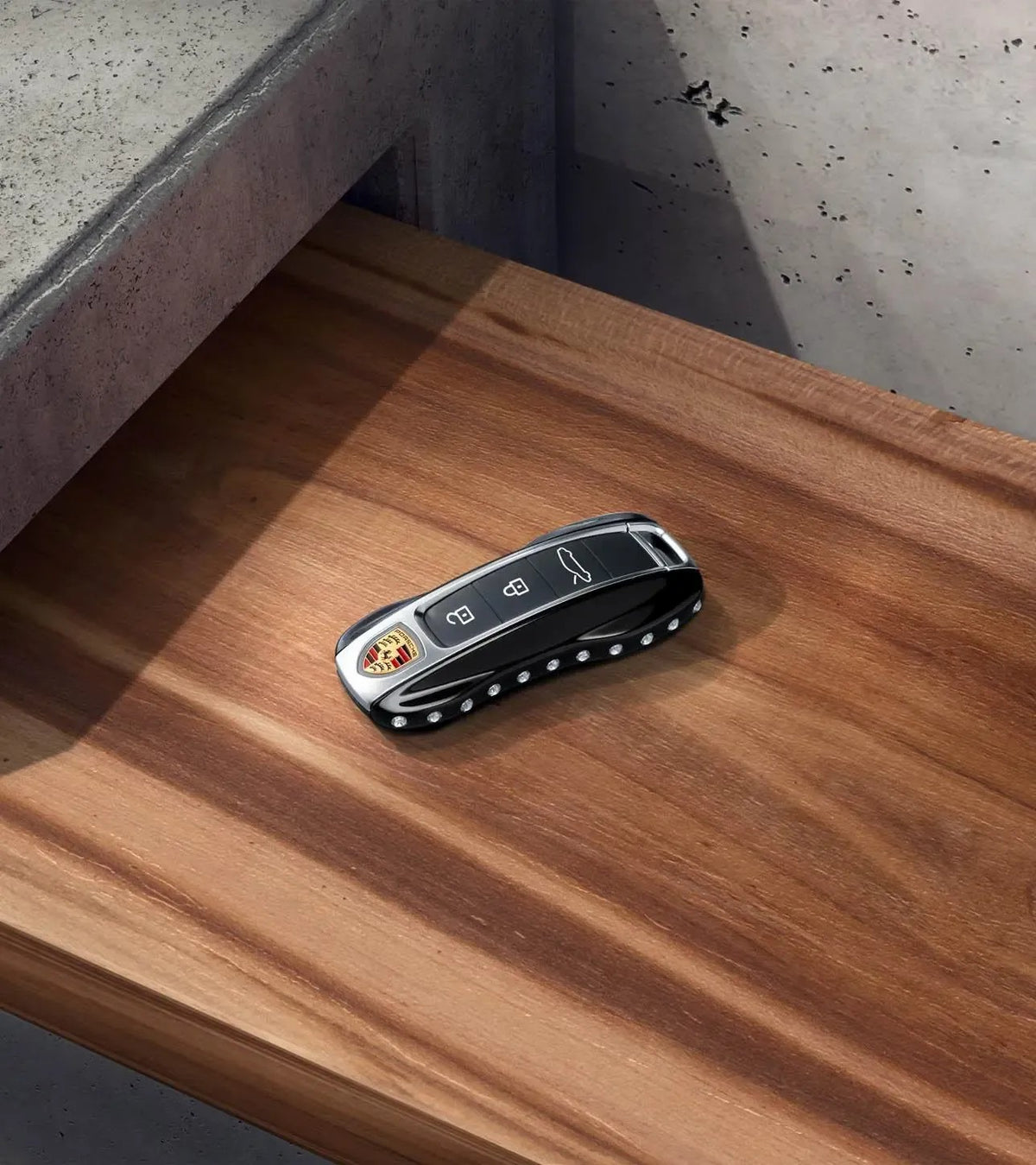 Driver's key painted with Swarovski® stones | Porsche Design Quality